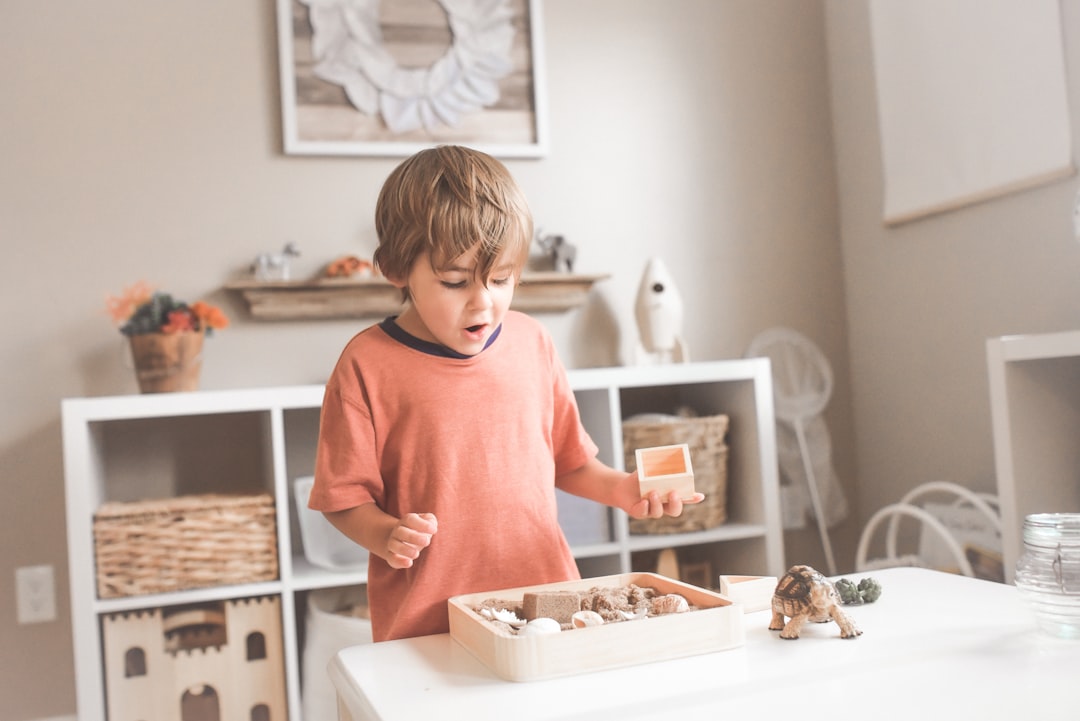 Enfant lors d'une séance de thérapie cognitivo-comportementale pour enfant