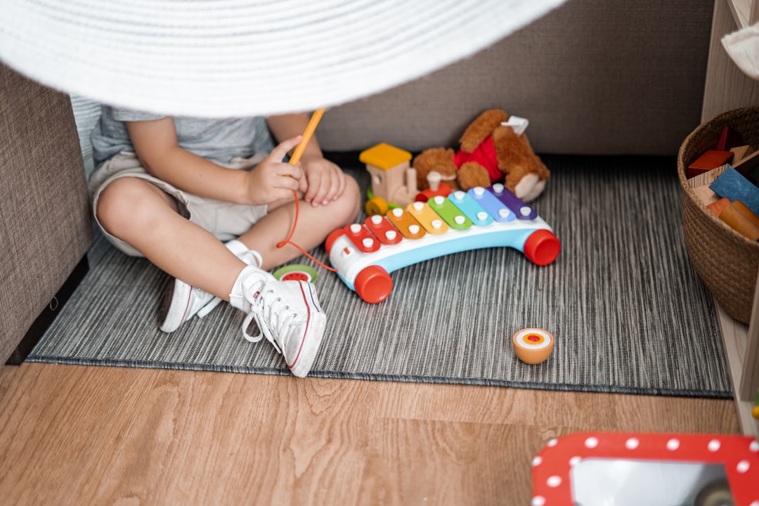 Enfant jouant lors d'une thérapie par le jeu, approche naturelle pour les jeunes enfants